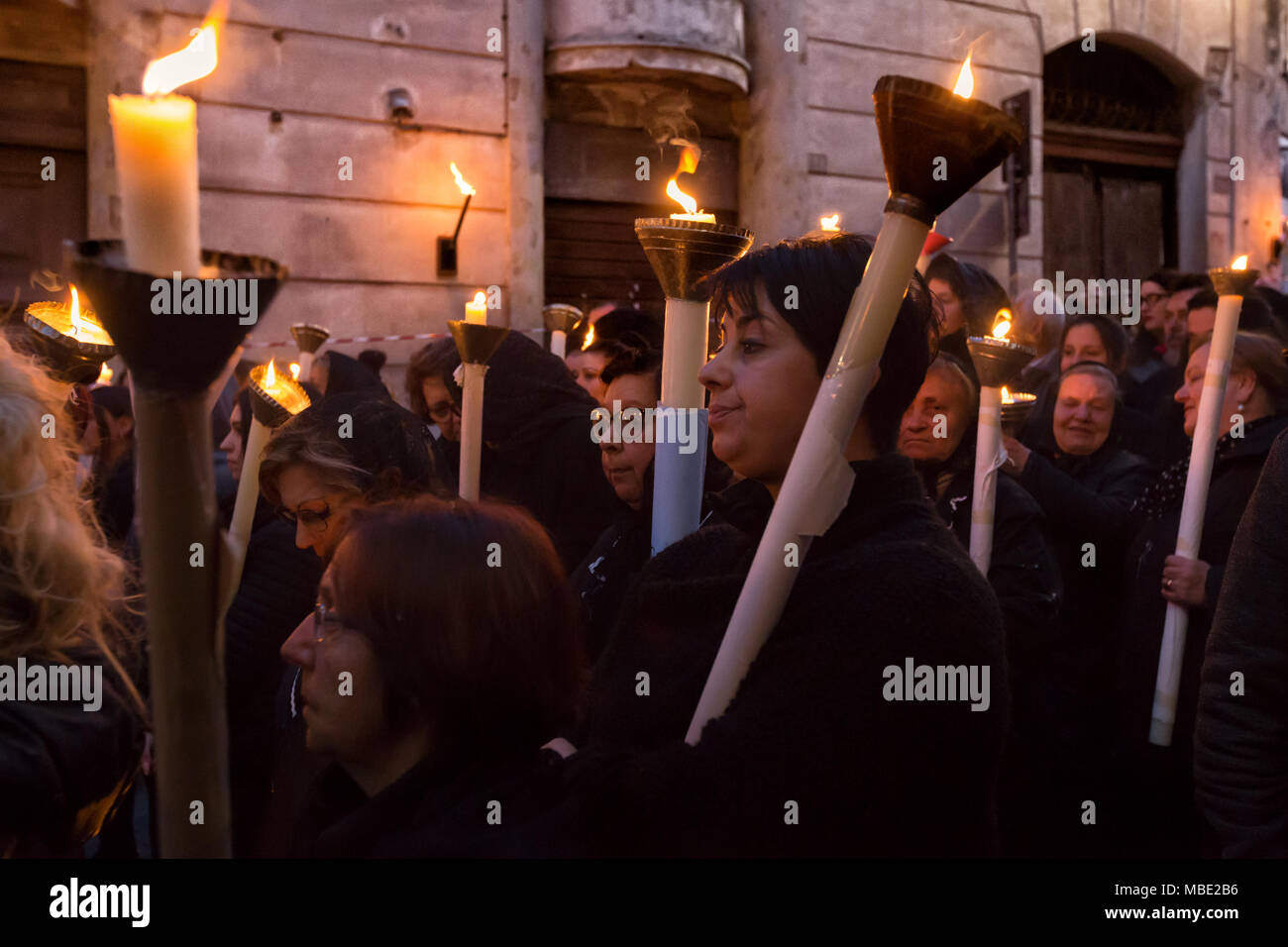 SESSA AURUNCA, Italia - 30-31 marzo 2018 - Settimana Santa a Sessa Aurunca, Italia meridionale, è celebrata con alcuni riti religiosi. Il Venerdì Santo, al tramonto, la sfilata dei cappucci neri cammina lentamente attraverso le strade della città. In corrispondenza del fondo della processione, un sacco di donne trasportare pesanti candele e pregare a Cristo per ricevere la grazia. Foto Stock