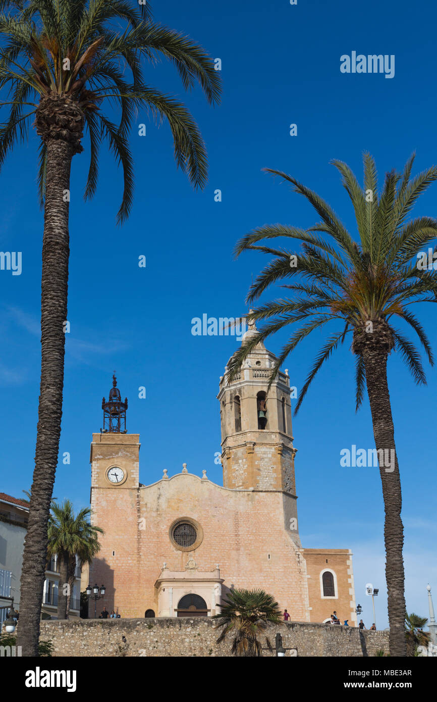 Sitges, Provincia di Barcellona, in Catalogna, Spagna. Il XVII secolo la chiesa di Sant Bartomeu mi Santa Tecla. Foto Stock