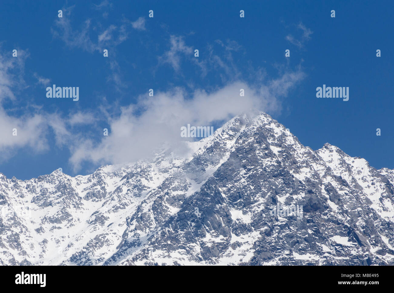 Vista su terreni innevati Dhauladhar picco in Himalaya da Dharamshala, India Foto Stock