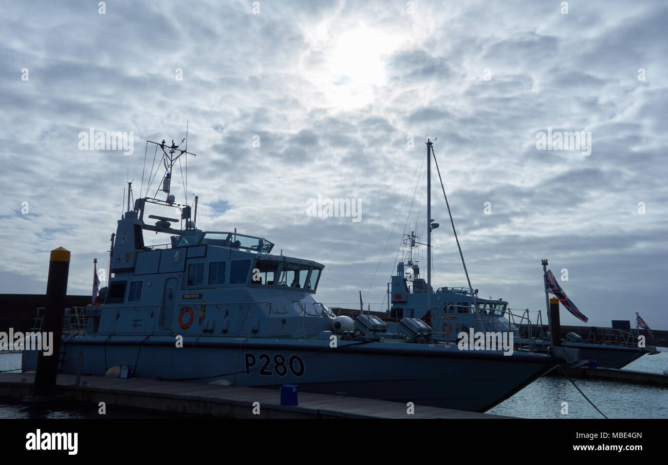 Royal Navy P2000 HMS Dasher P280 ormeggiato con HMS Express P163 in background Foto Stock