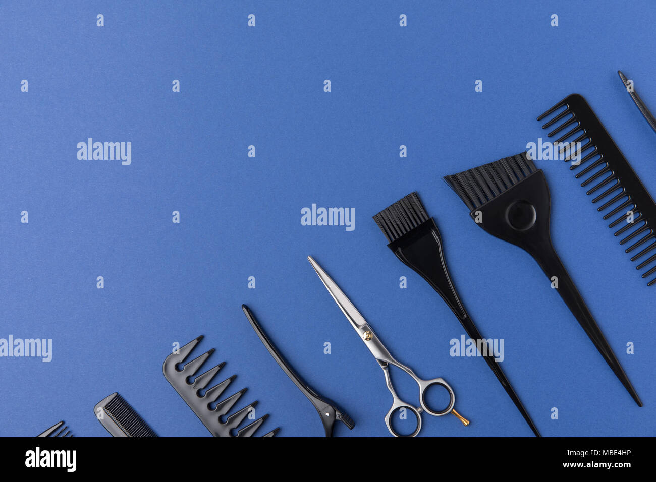 Composizione diagonale con strumenti per parrucchieri, isolato su blu Foto Stock