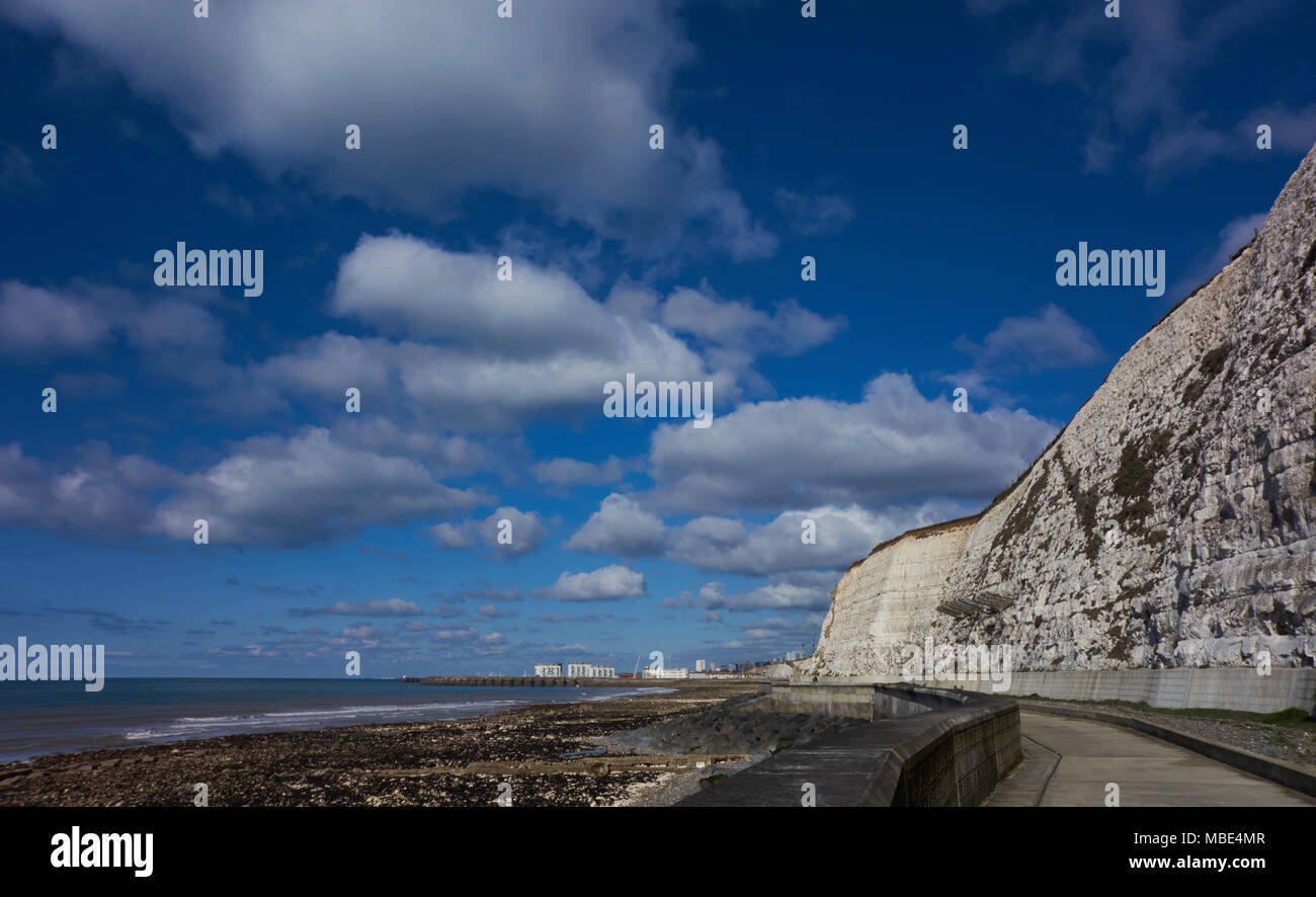 Vista delle bianche scogliere lungo la violazione di Brighton, Regno Unito Foto Stock