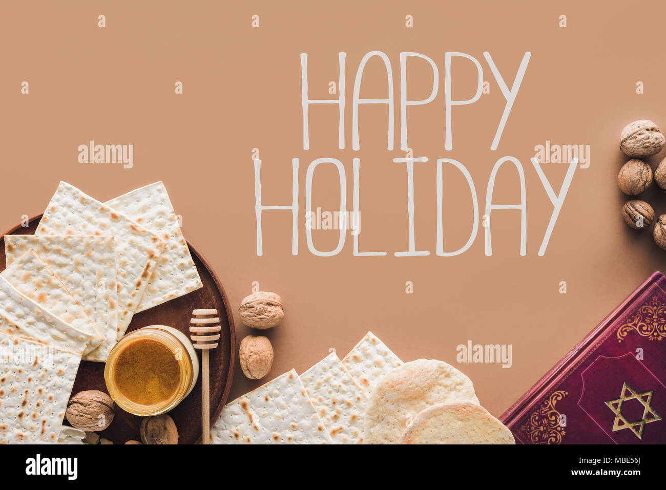 Vista superiore del libro tradizionale con il testo in ebraico e il lieto messaggio di saluto festivo Foto Stock