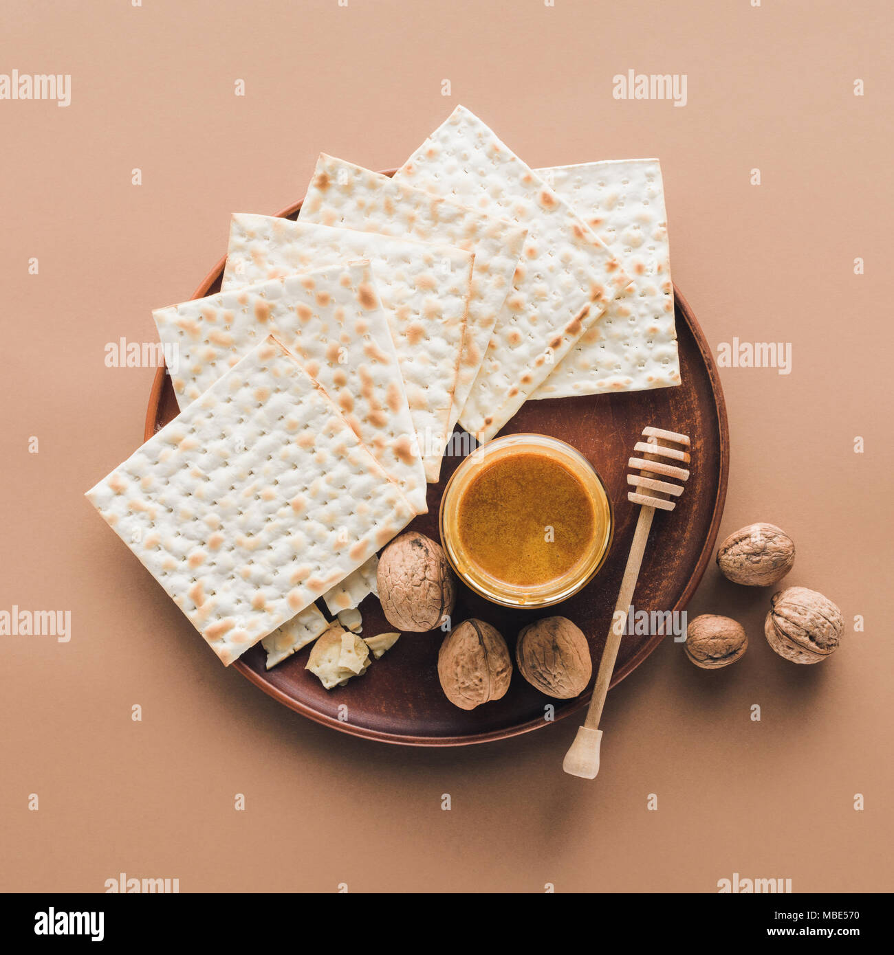 Vista superiore della matza con miele sul vassoio, haggadah pasquale concept Foto Stock