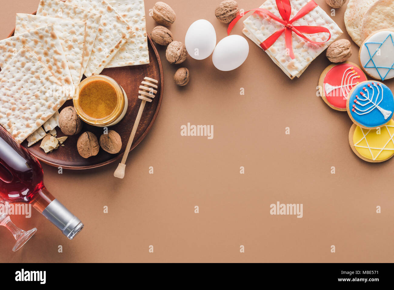 Vista superiore della matza, biscotti e vino a tavola Pasqua racconto concept Foto Stock