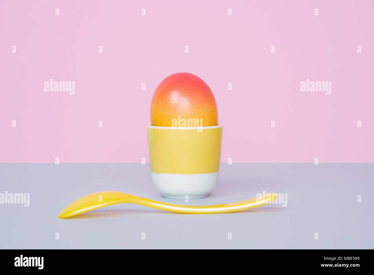 Le uova di pasqua su sfondo color pastello. Foto Stock