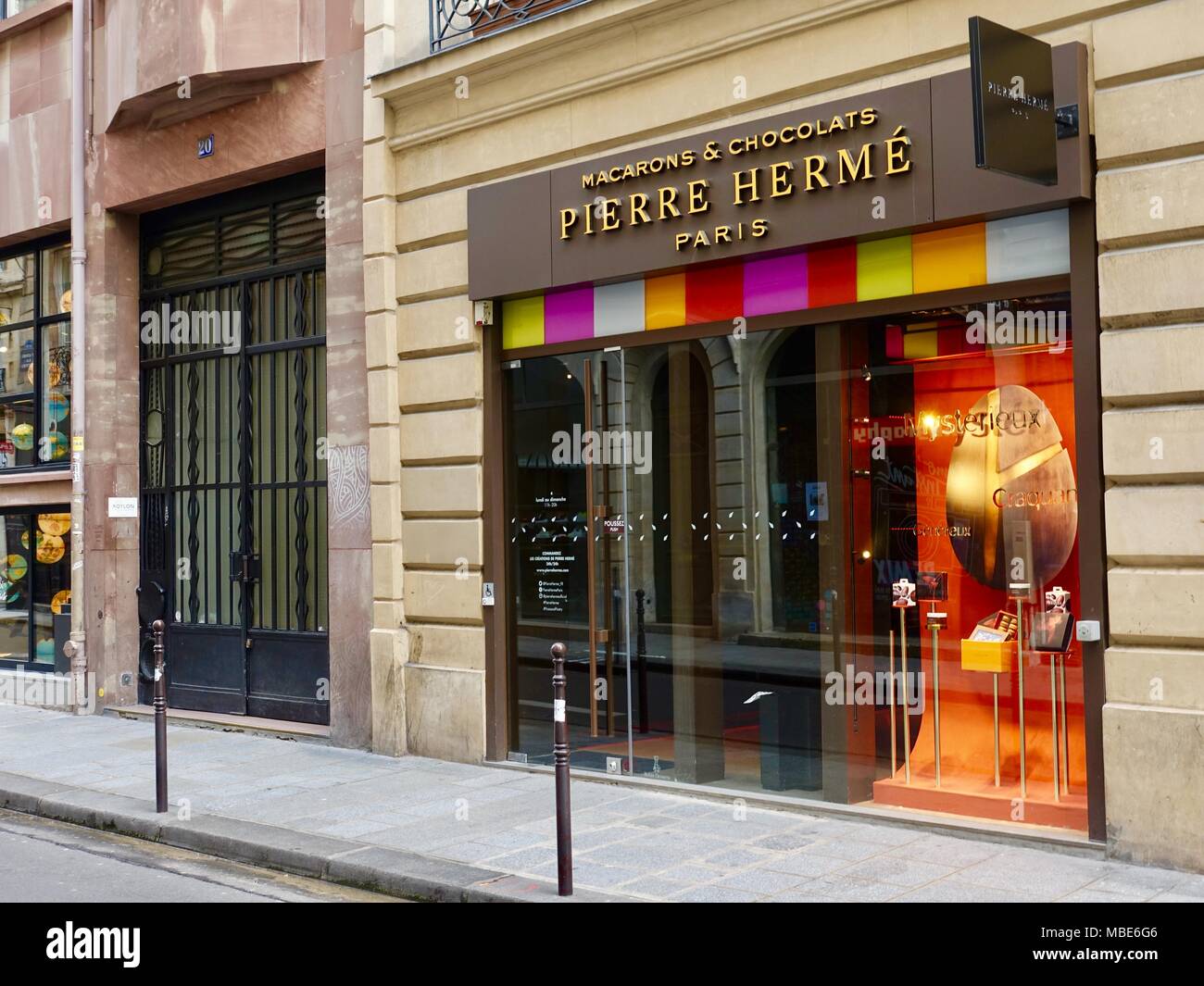 Pierre Hermè, macaron e cioccolatini, vetrina nel Marais, Rue Sainte-Croix de la Bretonnerie, 75004 Parigi, Francia. Foto Stock