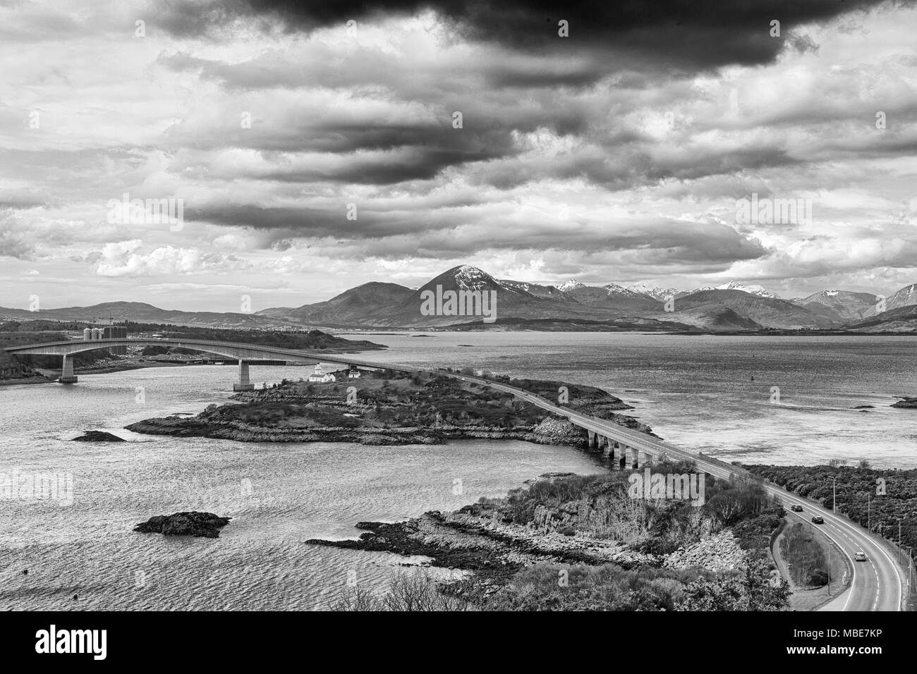 Skye Bridge sul Loch Alsh terraferma di collegamento Highland scozzesi con l'Isola di Skye, dal Plock, Scotland, Regno Unito nel marzo monocromatici in bianco e nero Foto Stock