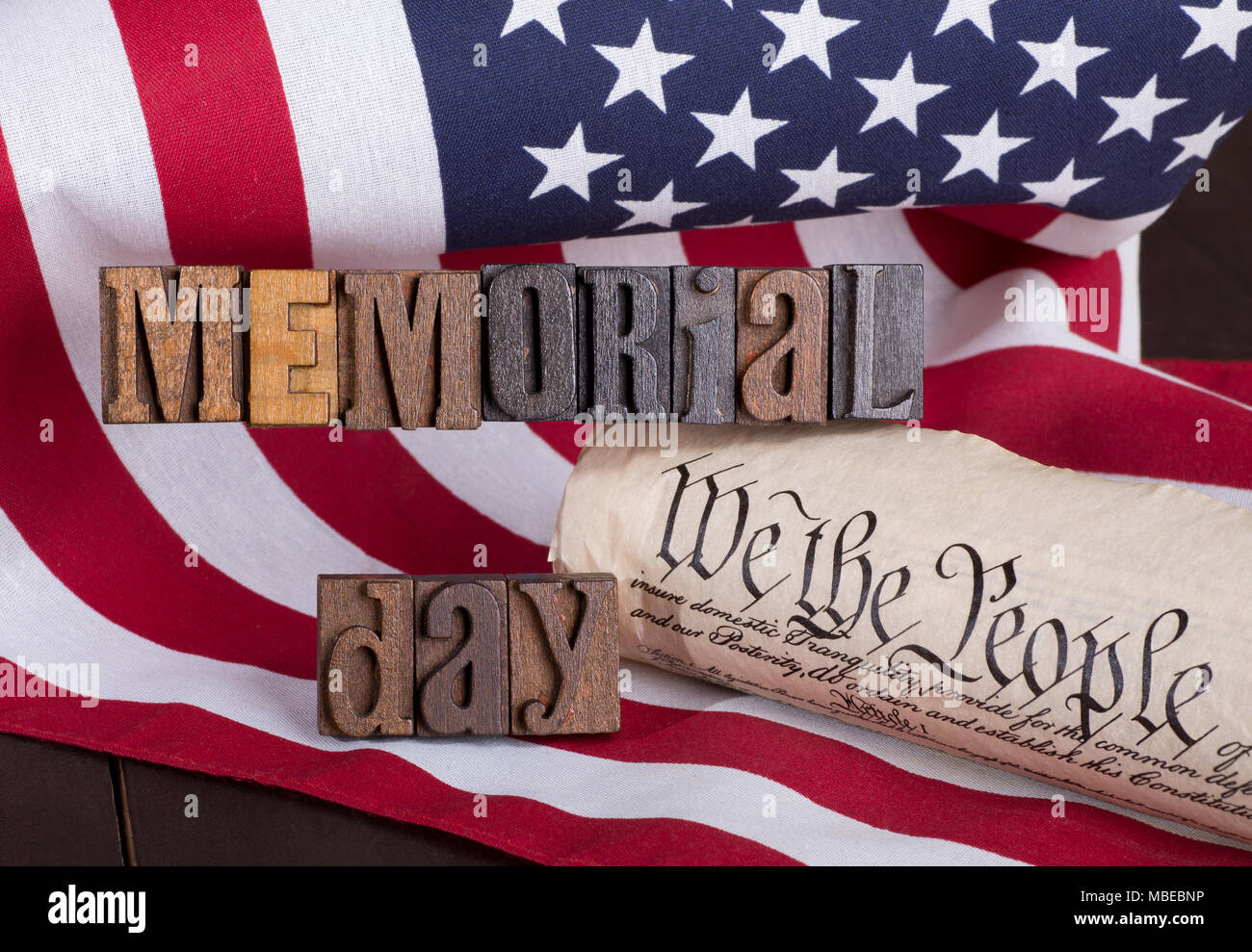 Il Memorial Day banner di legno e la costituzione degli Stati Uniti sulla bandiera americana Foto Stock
