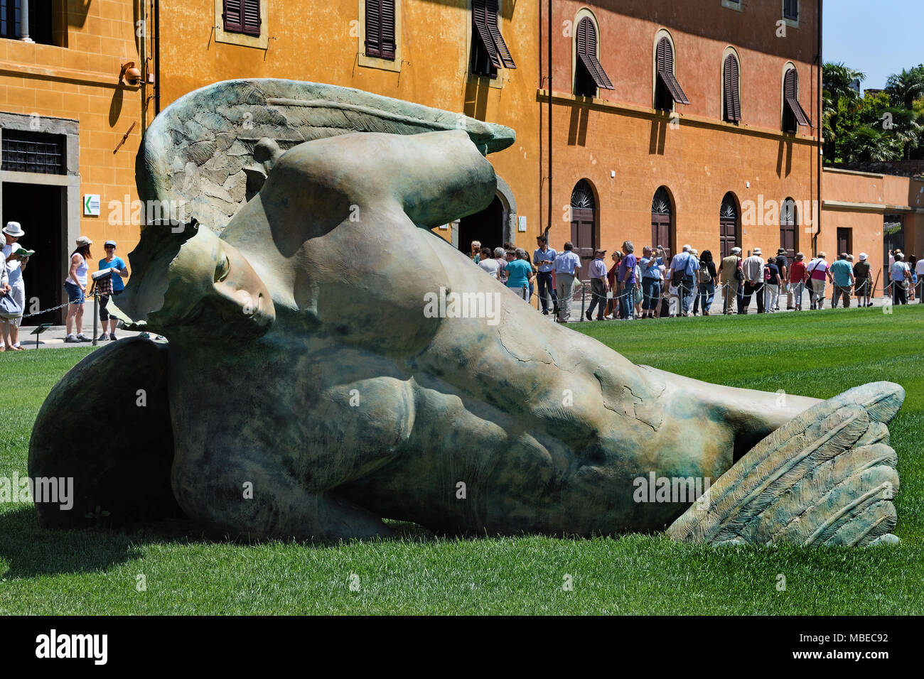 Angelo Caduto - angelo caduto da Igor Mitoraj 2012 Pisa Toscana Piazzo del Duomo Italia, italiano. Foto Stock