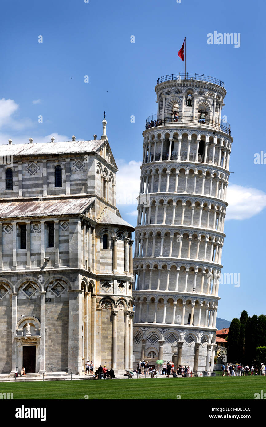 Il Duomo e la mitica Torre Pendente di Pisa la Piazza dei Miracoli, Italia Pisa, Italia, italiano. Foto Stock