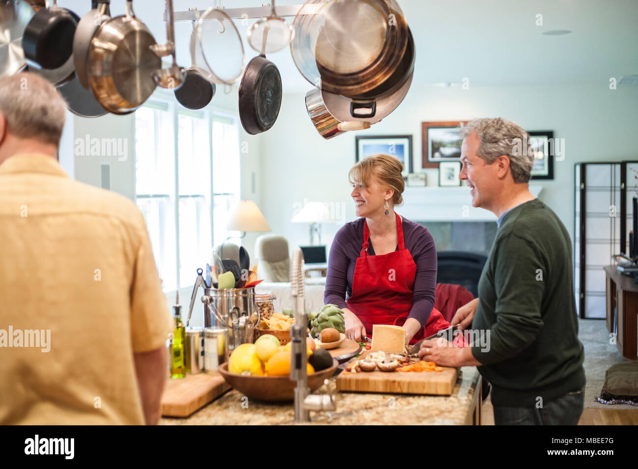 Coppia senior presso una casa dinner party. Foto Stock