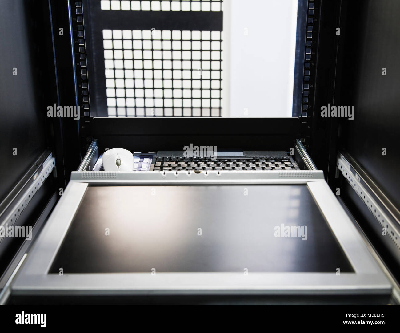 Monitor all'interno di un rack in un computer server farm. Foto Stock