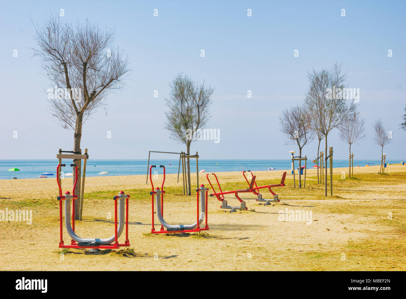 Pubblico attrezzature fitness in spiaggia in Spagna. Foto Stock