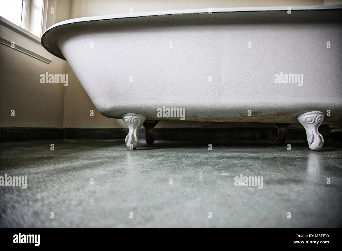 Artiglio piedi vasca da bagno in una casa ristrutturata. Foto Stock