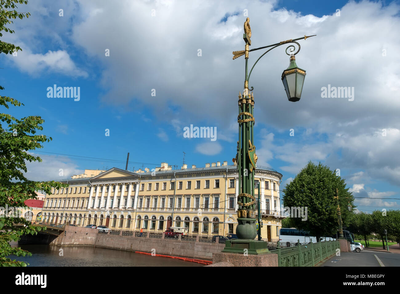 RUSSIA, San Pietroburgo - Agosto 18, 2017: Decorative lanterna della Panteleymonovsky ponte, sullo sfondo argine del fiume Fontanka Foto Stock