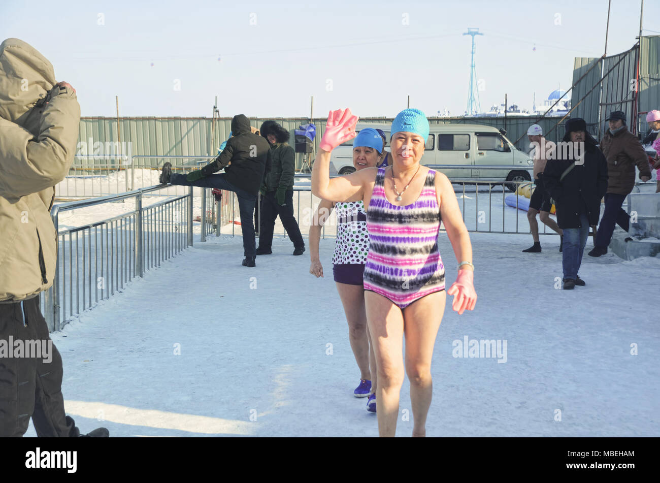 In inverno le prestazioni di nuoto nel fiume Songhua, Harbin Foto Stock