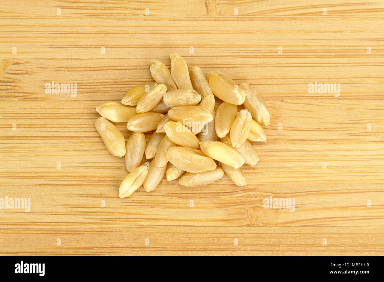 Piccole quantità di grano su legno Foto Stock