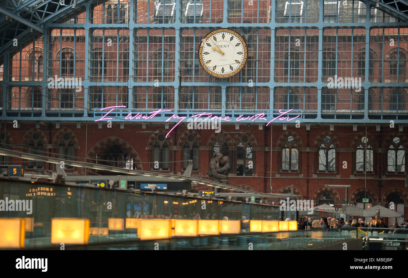 Stazione ferroviaria internazionale di St Pancras Station di Londra, Regno Unito. 10 Aprile 2018.Tracy Emin 'Voglio che il mio tempo con voi' si blocca direttamente al di sotto del St Pancras orologio. Foto Stock