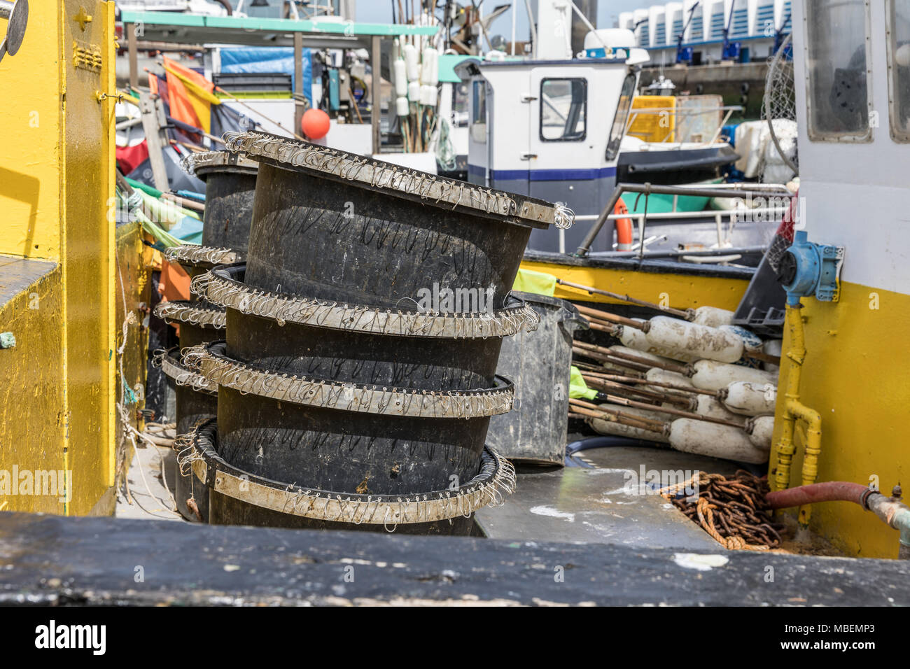 Bacini di ganci su un giallo la pesca in barca nel porto Foto Stock