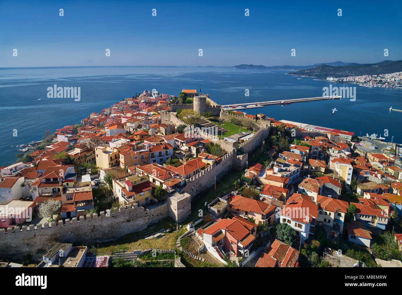 Vista aerea della città di Kavala nel nord del greco antico acquedotto Kamares, case e mura medievali della città Foto Stock