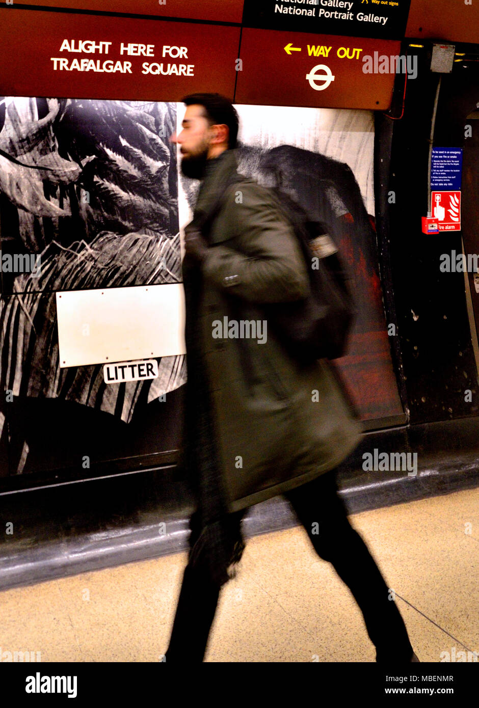 Londra, Inghilterra, Regno Unito. L uomo sulla piattaforma di Charing Cross stazione della metropolitana Foto Stock