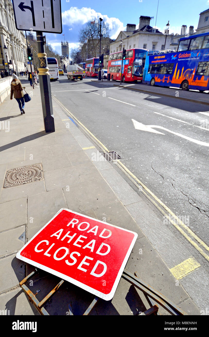 Londra, Inghilterra, Regno Unito. Strada chiusa nel segno di Whitehall, Westminster Foto Stock