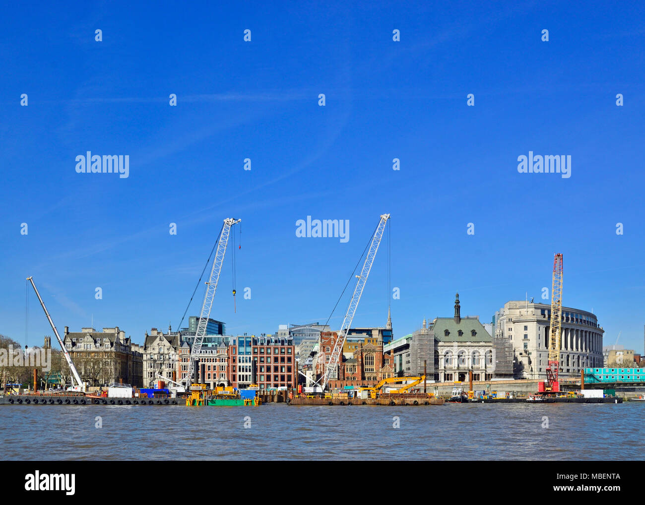 Londra, Inghilterra, Regno Unito. Gru edili sulla Victoria Embankment Foto Stock