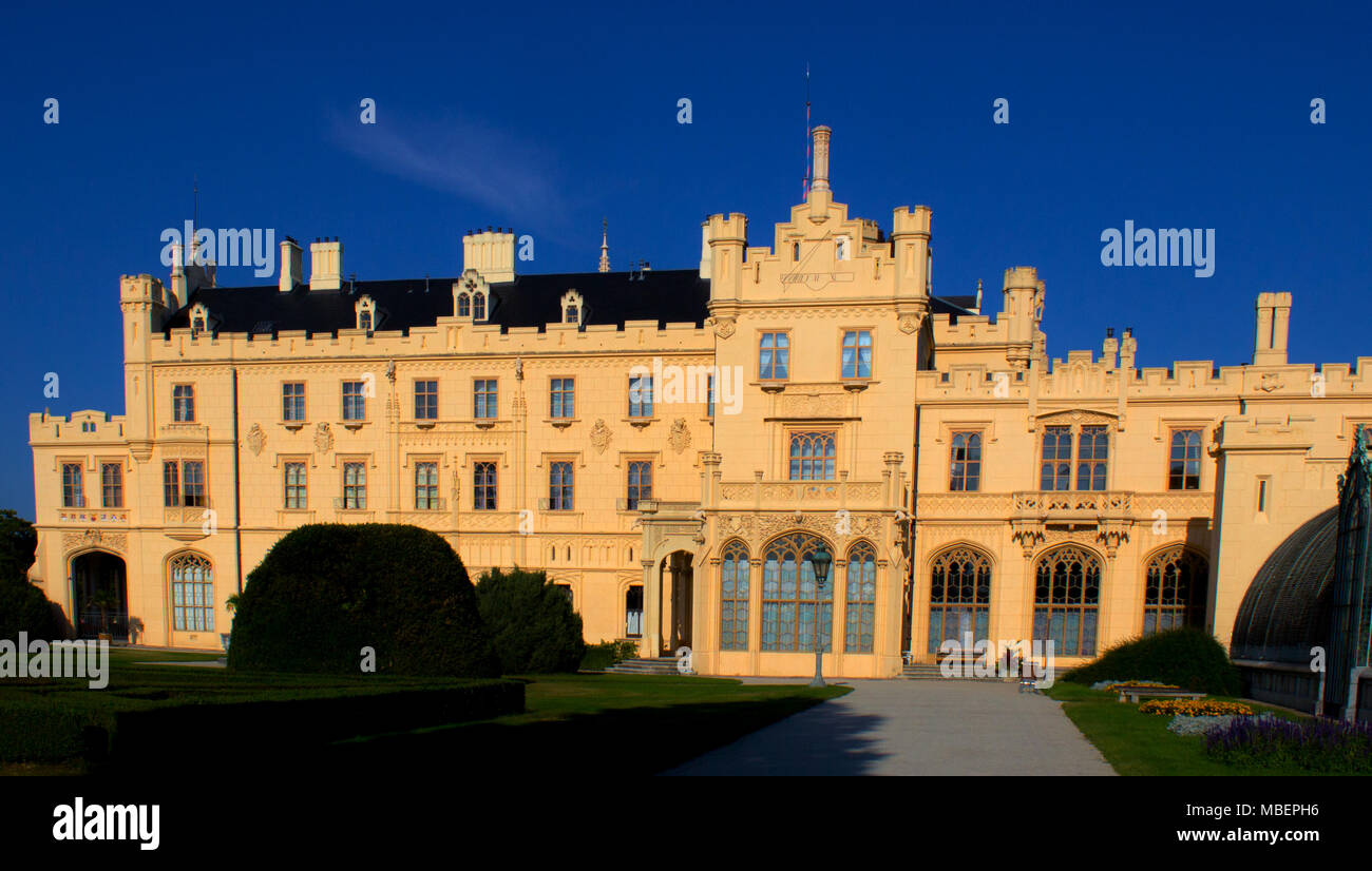 Bel castello Lednice nella Repubblica Ceca. Il castello si trova nella Moravia meridionale della Repubblica ceca. Nella parte anteriore vi sono boccole e Foto Stock