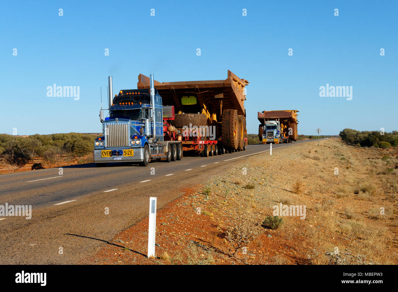 Grandi autocarri con cassone ribaltabile che viene trasportato sul grande autostrada nord, nord Goldfields, Australia occidentale Foto Stock