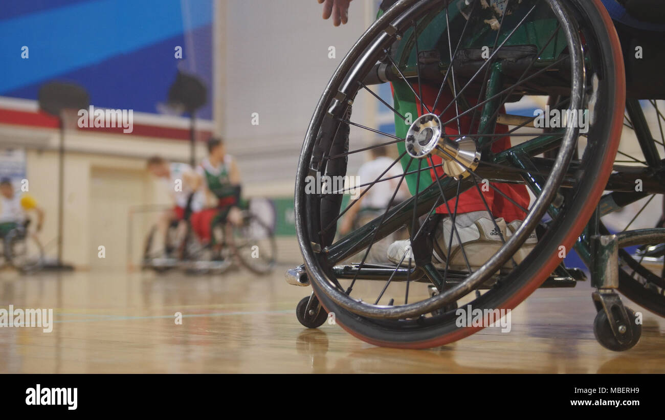 Gli atleti disabili gioca basket in carrozzella Foto Stock