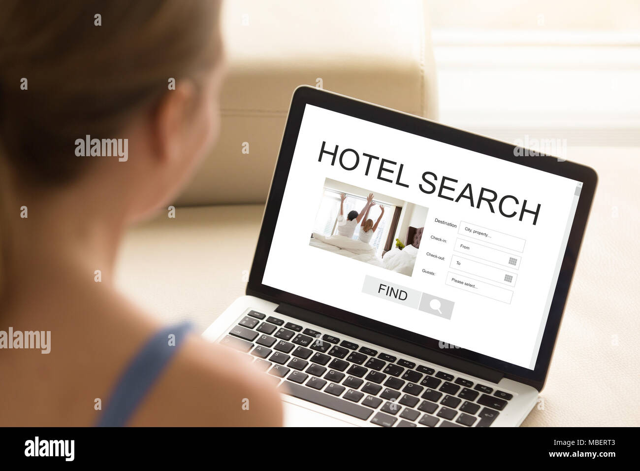 Donna informale a casa ricerca hotel su laptop, la pianificazione delle vacanze online. Tourist usando il motore di ricerca per trovare sistemazione durante il viaggio. Ricerca best Foto Stock