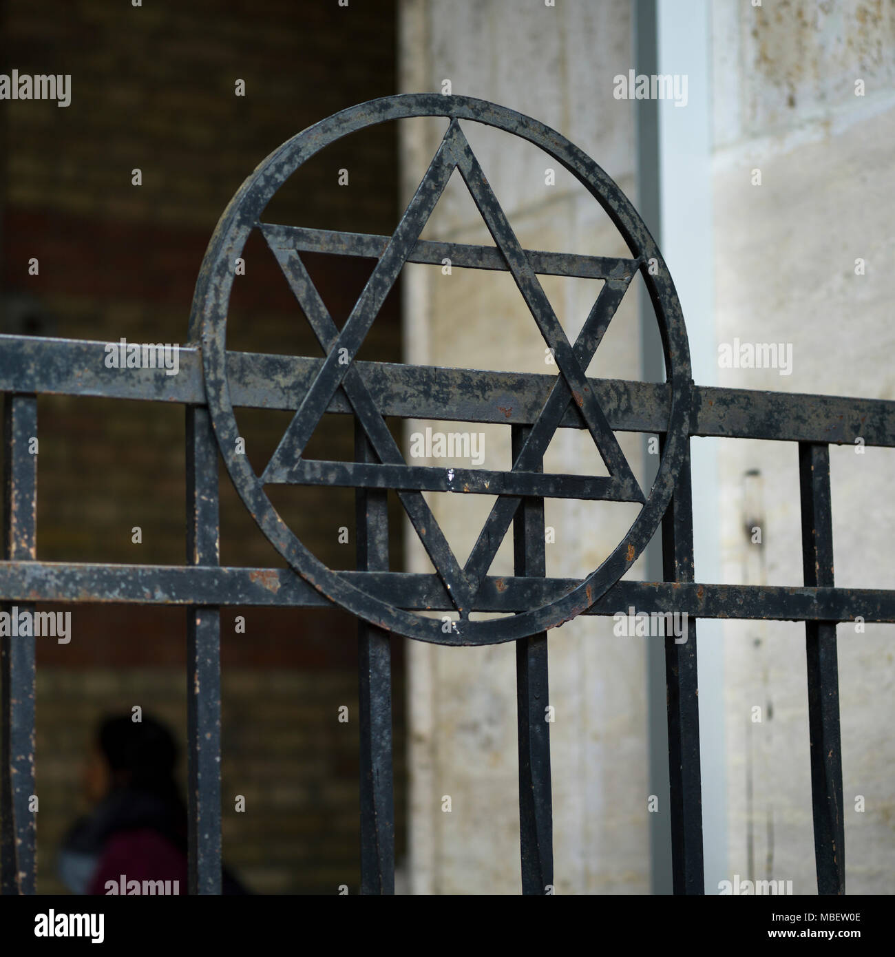 La stella di David sulle ringhiere attorno alla grande Sinagoga Dohany Street, Budapest, Ungheria Foto Stock