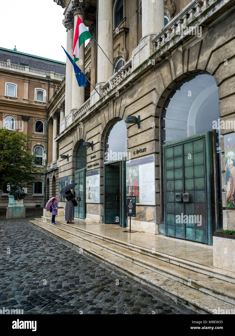 Le persone al di fuori di un edificio, di Buda Castle District, Budapest, Ungheria Foto Stock