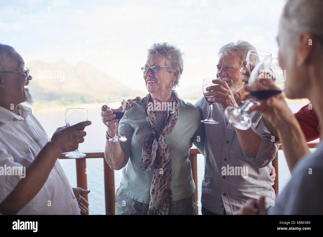 Felice active senior amici bevendo vino Foto Stock