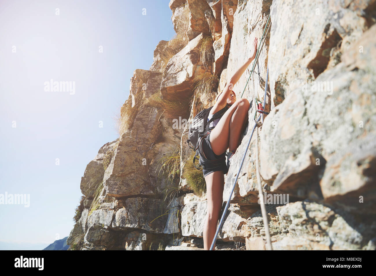 Femmina scalatore di roccia di scala Foto Stock