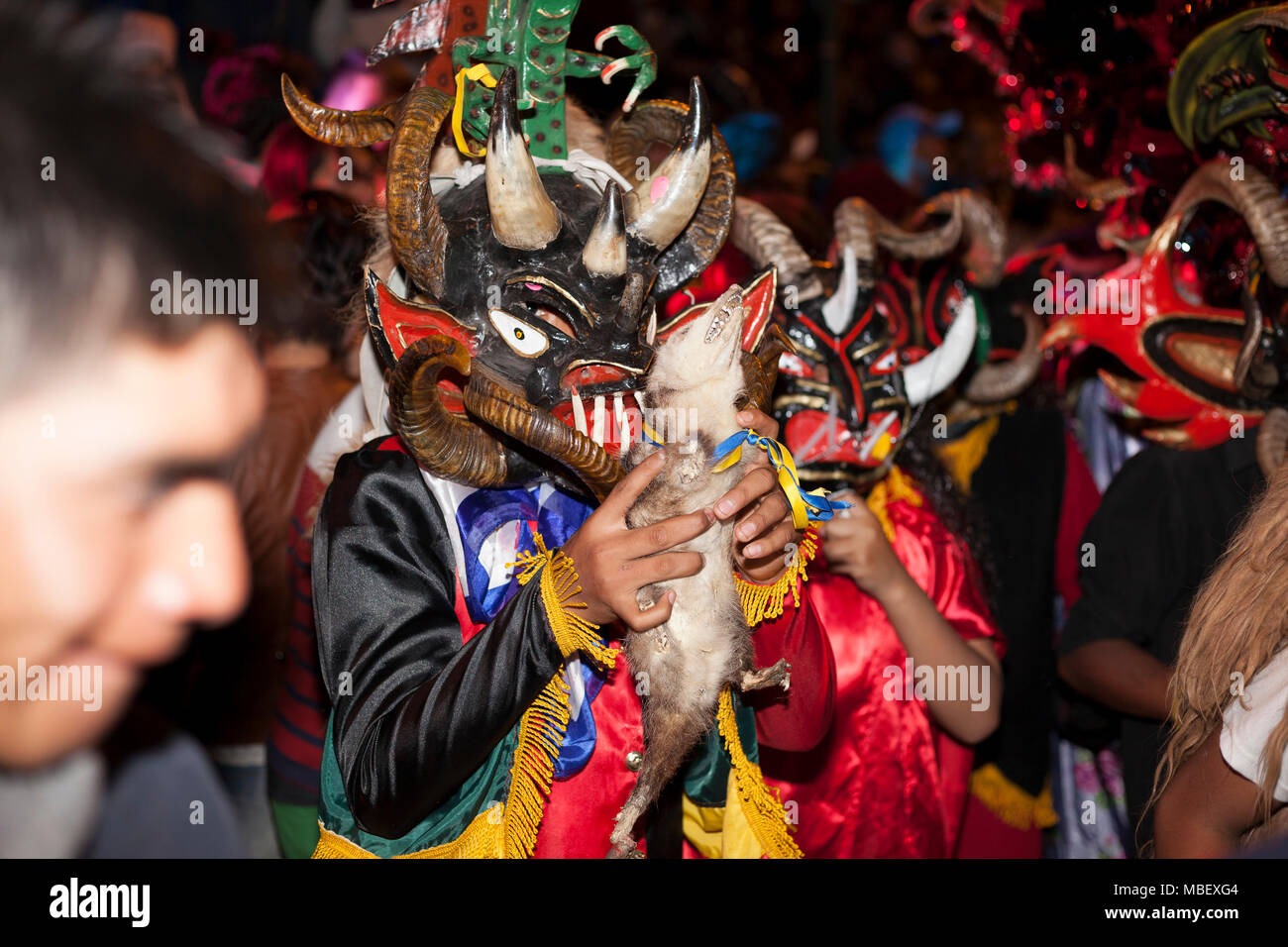 Píllaro, ECUADOR - Febbraio 6, 2016: Sconosciuto locali vestito che partecipano al Diablada, famosa città celebrazioni con persone vestite come diavoli Foto Stock