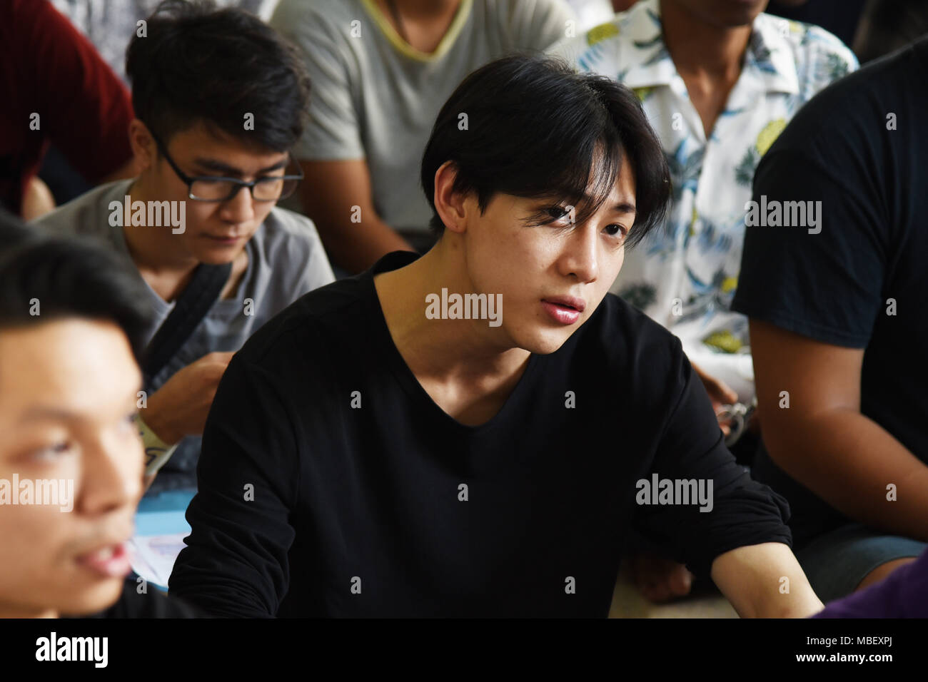 Bangkok, Tailandia. 09Apr, 2018. Kunpimook Bhuwakul (indossare la maglia nera) durante la coscrizione militare ad una coscrizione militare a Bangkok, in Thailandia. Il sig. Kunpimook Bhuwakul noto sul palco con il suo soprannome BamBam è una cantante thailandese/rapper basata in Corea del Sud. Egli è meglio conosciuto per essere un membro del sud coreano boy. Credito: Vichan Poti/Pacific Press/Alamy Live News Foto Stock