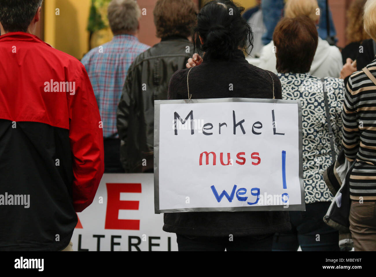 Mainz, Germania. 09Apr, 2018. Un diritto-wing protester detiene un segno che legge 'Merkel ha per andare'. Intorno 50 a destra i dimostranti si sono stretti nel centro città di Magonza, per protestare contro il governo tedesco, per la chiusura delle frontiere e contro i rifugiati sotto lo slogan ÔMerkel ha da goÕ. Essi sono stati heckled da circa 400 contro i manifestanti. Credito: Michael Debets/Pacific Press/Alamy Live News Foto Stock