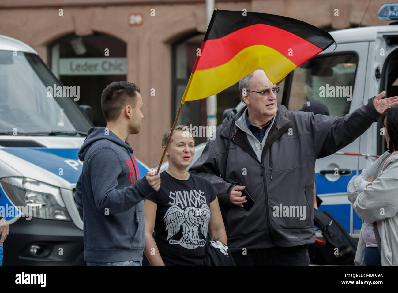 Mainz, Germania. 09Apr, 2018. Un diritto-wing protester porta una bandiera tedesca. Intorno 50 a destra i dimostranti si sono stretti nel centro città di Magonza, per protestare contro il governo tedesco, per la chiusura delle frontiere e contro i rifugiati sotto lo slogan ÔMerkel ha da goÕ. Essi sono stati heckled da circa 400 contro i manifestanti. Credito: Michael Debets/Pacific Press/Alamy Live News Foto Stock