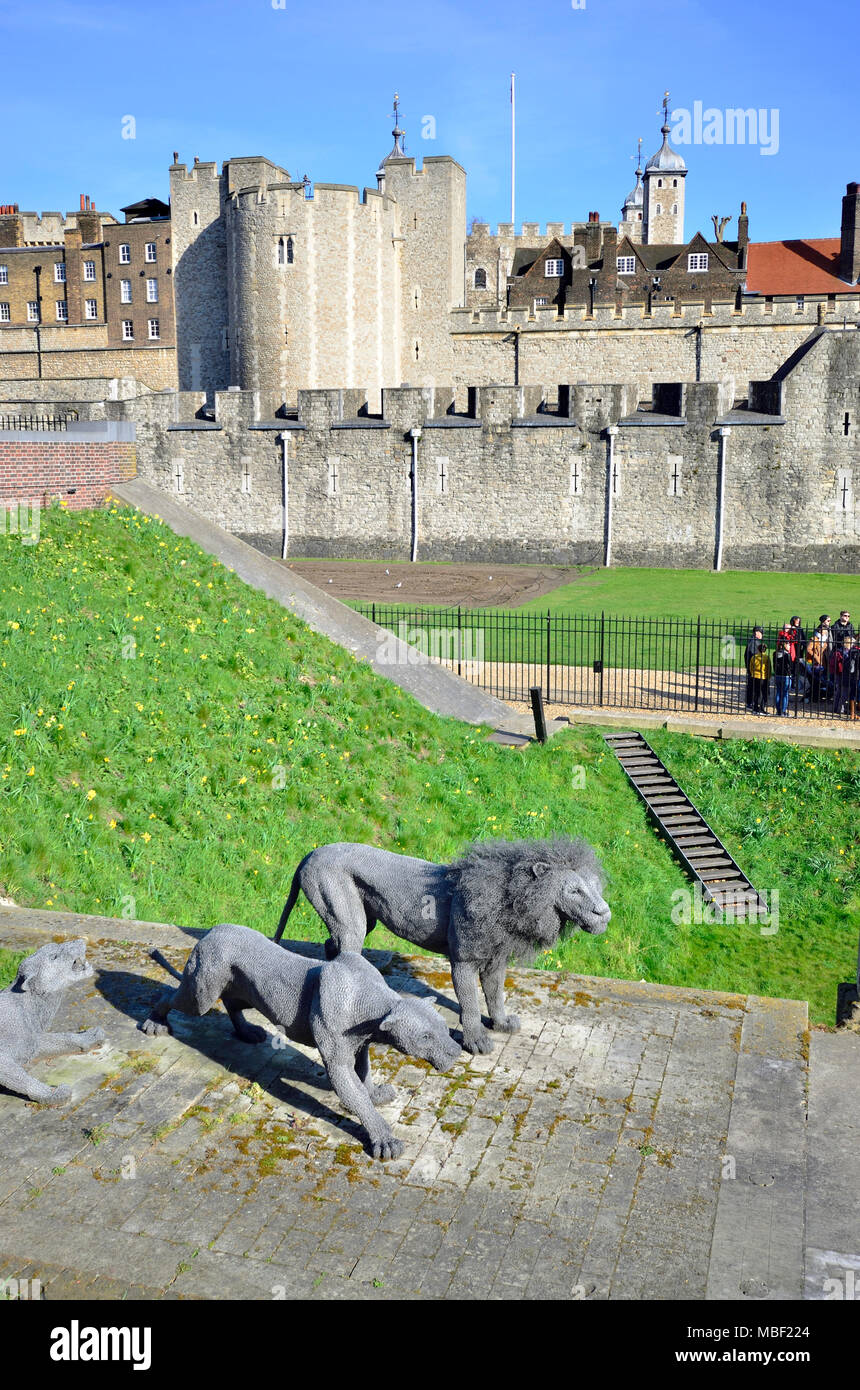 Londra, Inghilterra, Regno Unito. Torre di Londra (11th-14thC) 3 Lions wire mesh scultura (2011) da Kendra la fretta della società di artisti della fauna selvatica Foto Stock