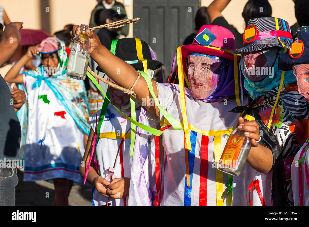 Píllaro, ECUADOR - Febbraio 6, 2016: Unidentified persone che indossano costumi e maschere in diabladas di Pillaro Foto Stock