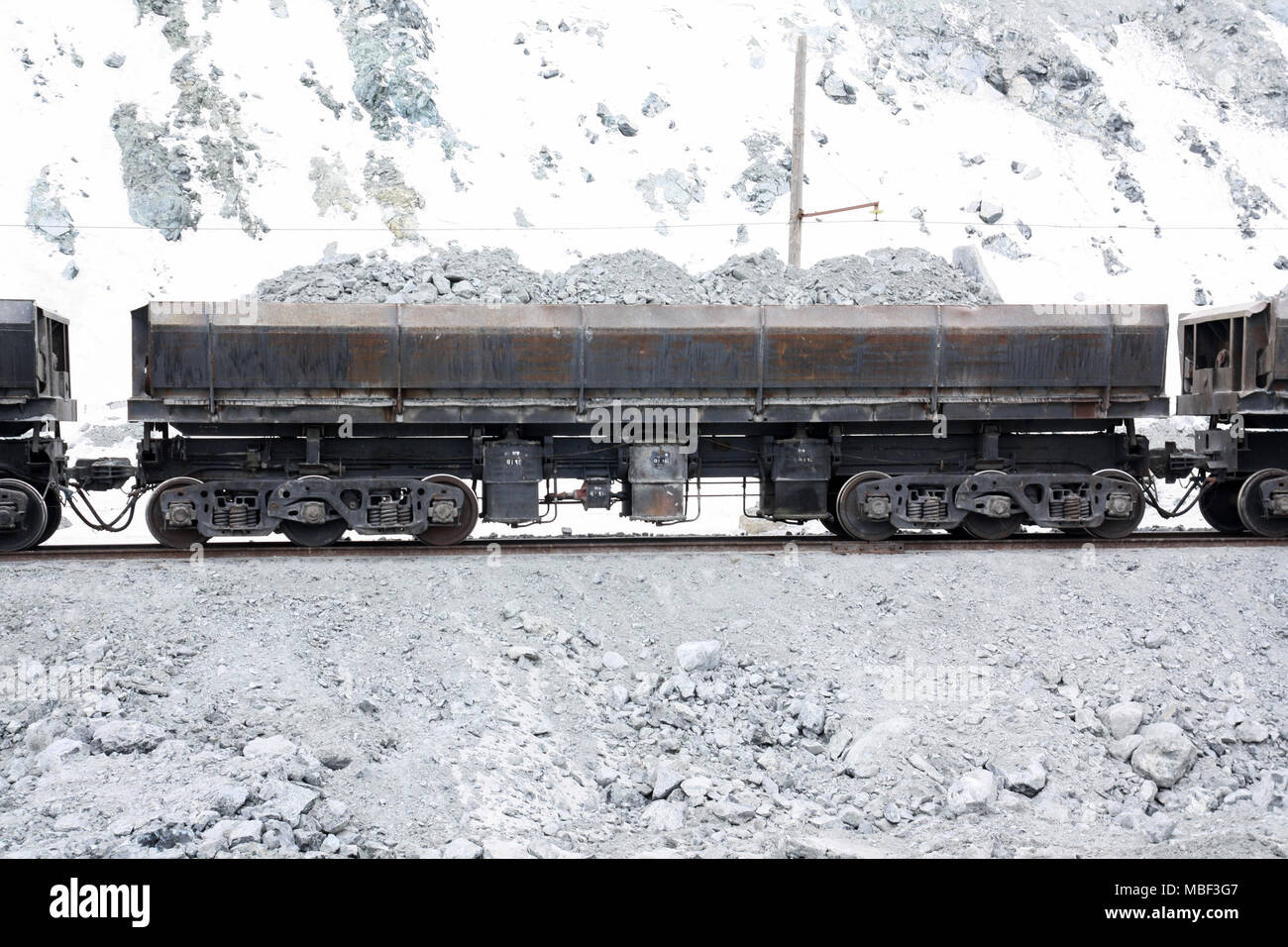 La vettura caricato con supporti di minerale sulla via della Cava. Foto Stock