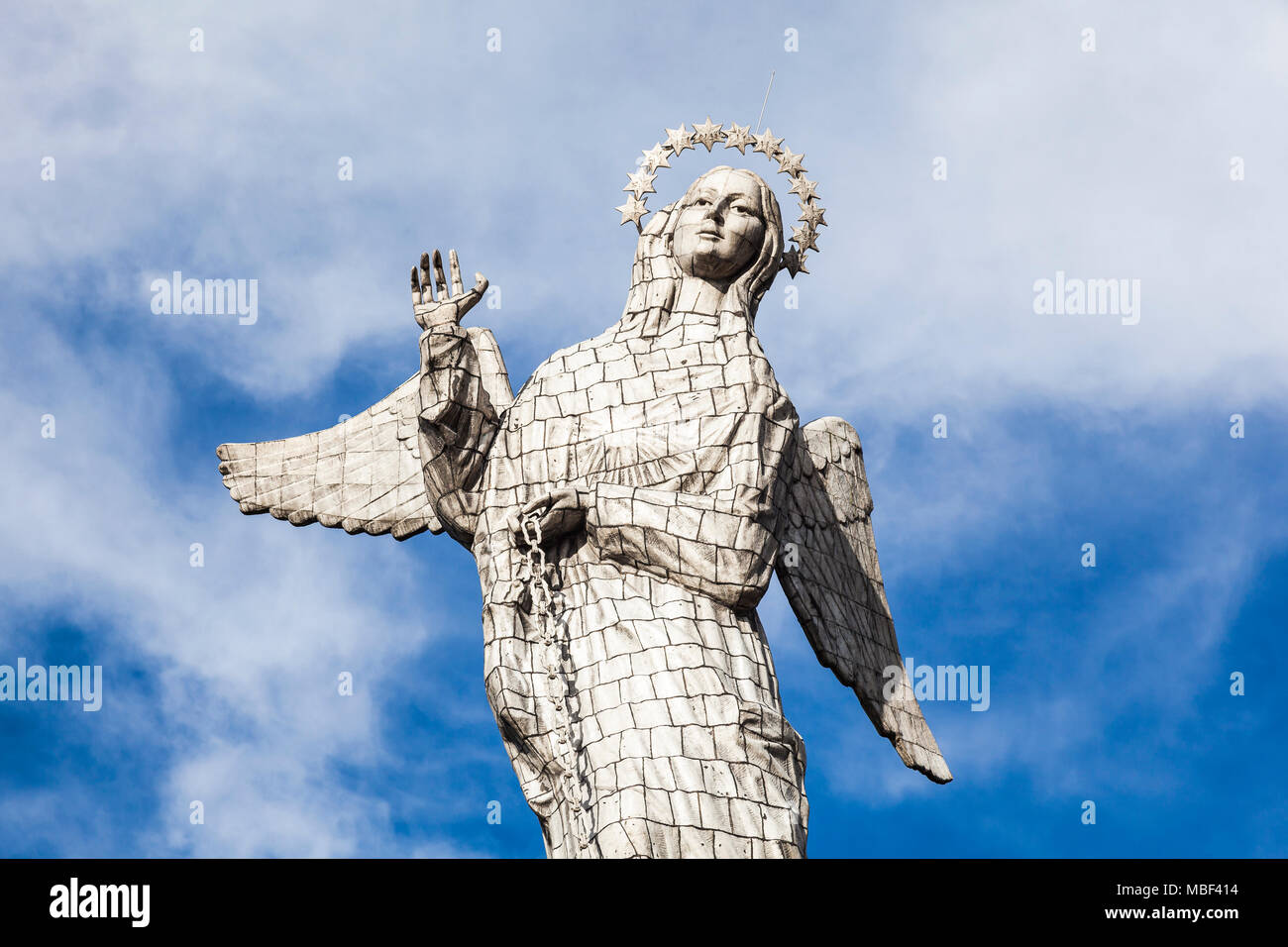 QUITO, ECUADOR - 14 giugno 2015: Il monumento di La Virgen del Panecillo appare magnifico in mattinata sulla cima di una piccola collina nel centro di th Foto Stock