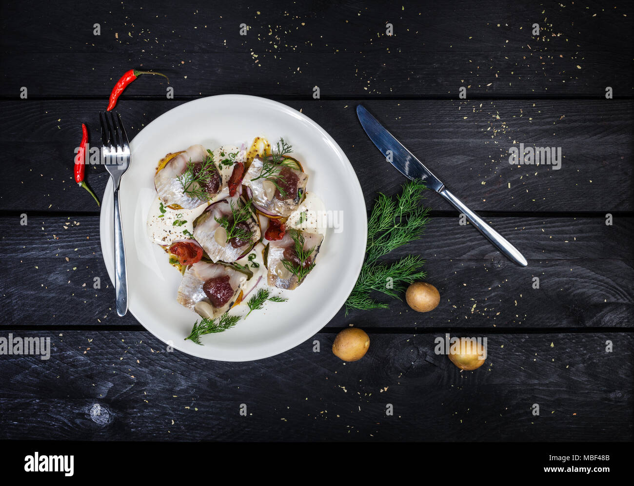 Spuntino russo da le aringhe salate, patate e cetrioli Foto Stock