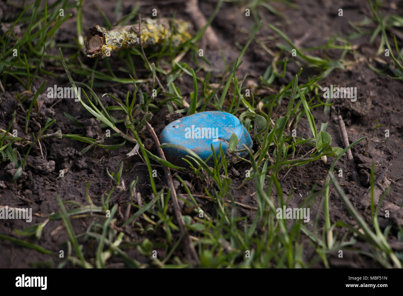 Tappo di plastica sul terreno Foto Stock