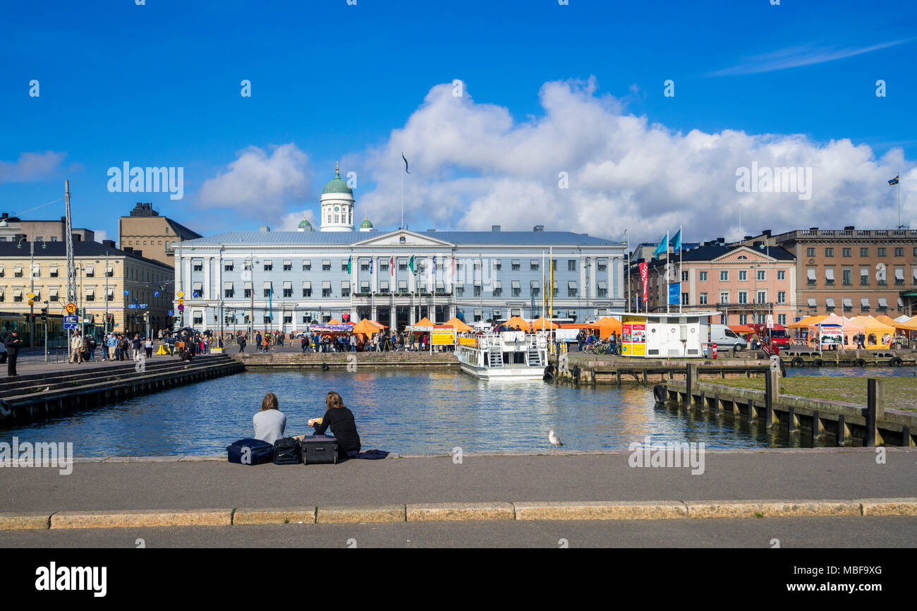 Helsinki in Finlandia, il municipio edificio nella piazza del mercato in estate Foto Stock