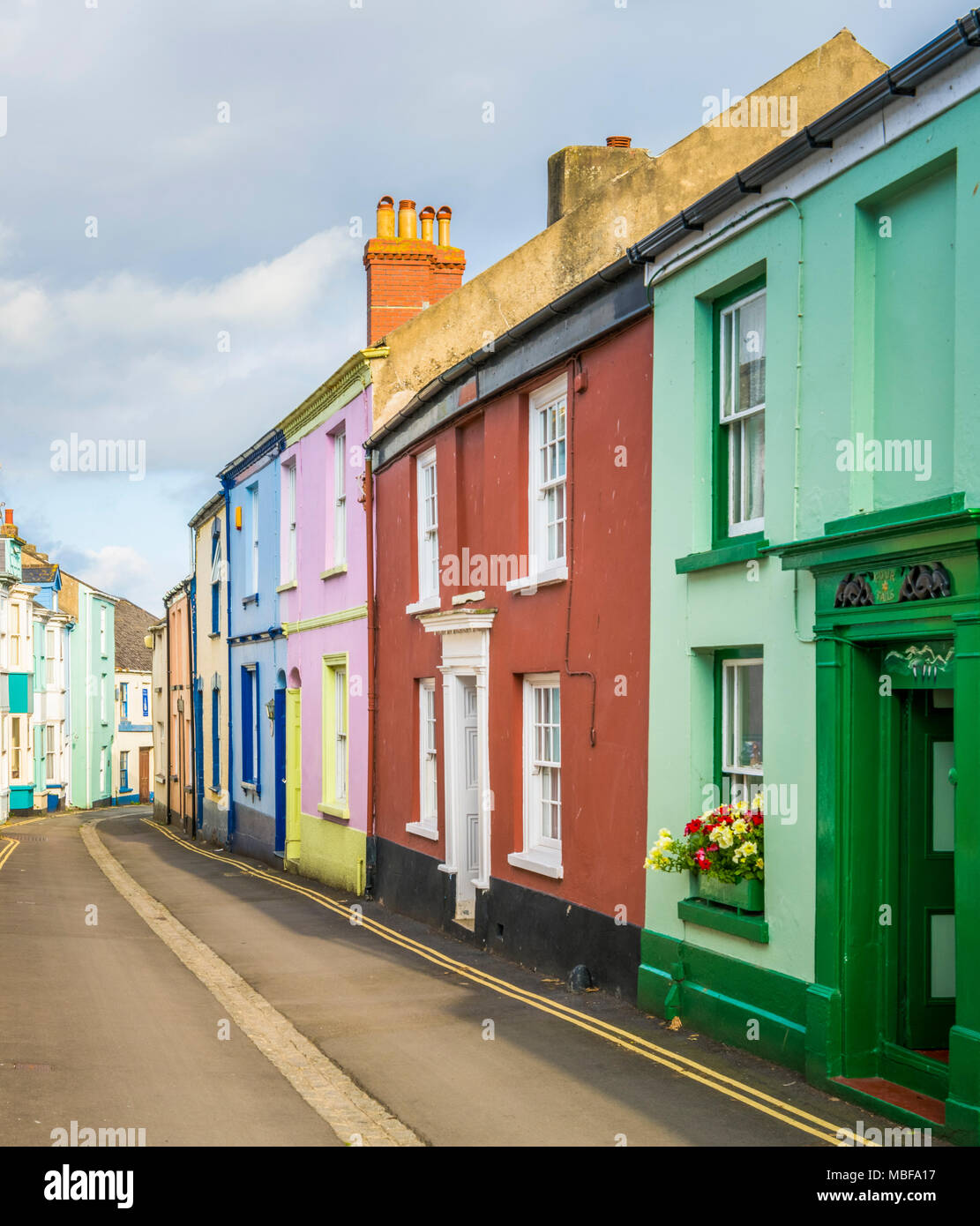 Colorate case a schiera in una strada stretta a Appledore, Devon, Inghilterra, Regno Unito Foto Stock