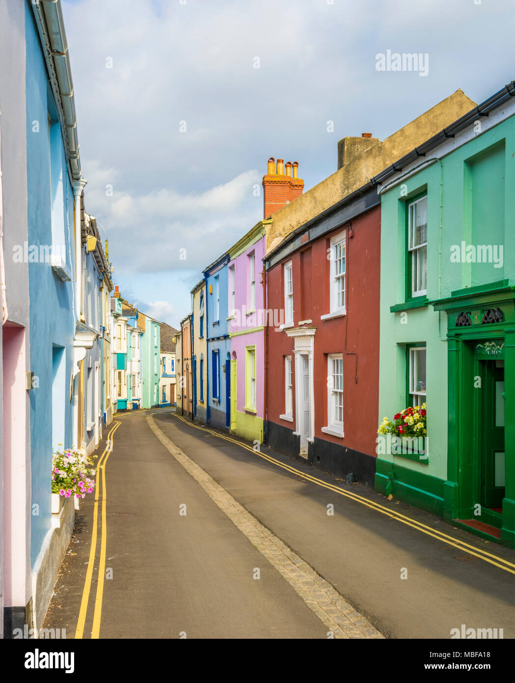 Colorate case a schiera su una strada stretta a Appledore, Devon, Inghilterra, Regno Unito Foto Stock