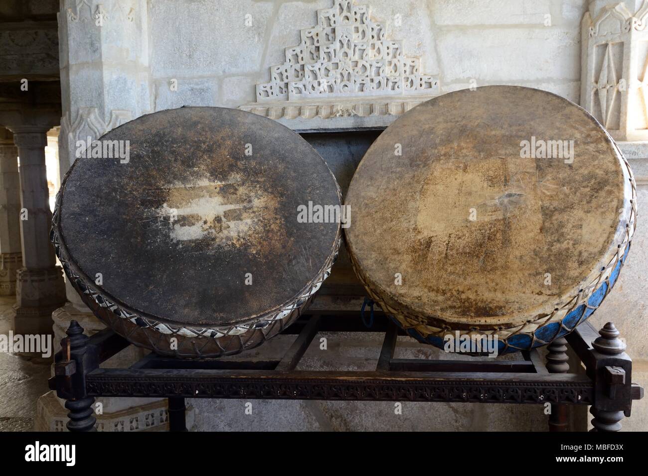 Tamburi cerimoniali a Ranakpur tempio Jain Temple tempio di Adinath Udaipur pali Rajashan Distretto India Foto Stock